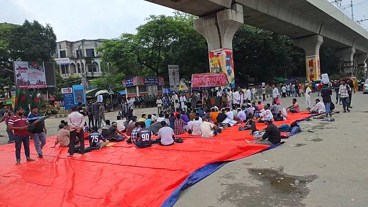সকালেও শাহবাগে ‘জুলাই যোদ্ধাদের’ অবস্থান সকালেও শাহবাগে ‘জুলাই যোদ্ধাদের’ অবস্থান