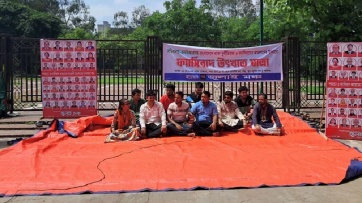 সচিবালয়ে বিক্ষোভ, অন্যদিকে ‘ফ্যাসিবাদের আমলাদের’ উৎখাতে জুলাই মঞ্চের অবস্থান