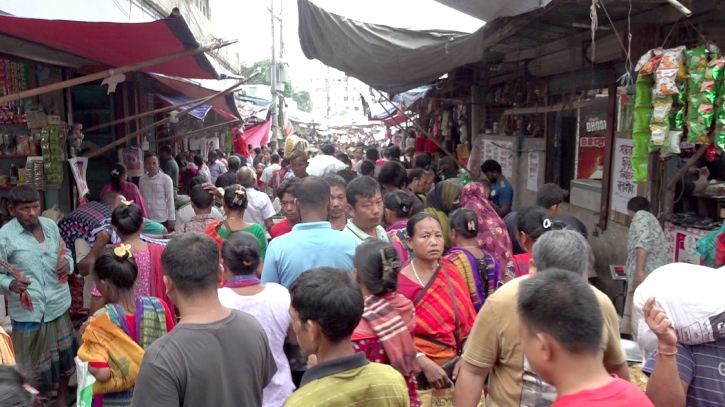১৪৪ ধারা বহালের মধ্যেও খাগড়াছড়ির সাপ্তাহিক হাটে পাহাড়ি-বাঙালির মিলন মেলা