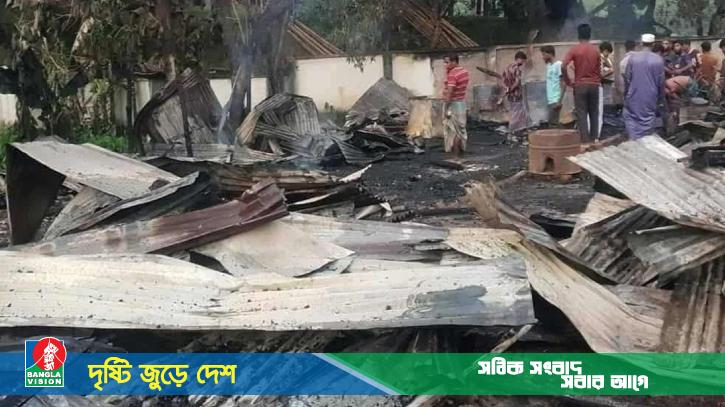 খাগড়াছড়ির গুইমারায় আগুনে পুড়ে গেছে ১৫ দোকান