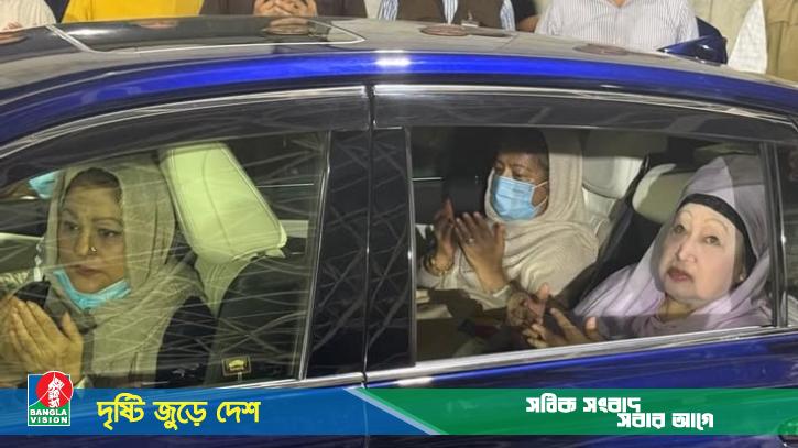 জিয়াউর রহমানের মাজার জিয়ারত করলেন খালেদা জিয়া