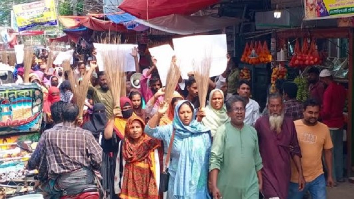 কলাপাড়া থানার ওসিকে অপসারণের দাবিতে ঝাড়ু মিছিল কলাপাড়া থানার ওসিকে অপসারণের দাবিতে ঝাড়ু মিছিল