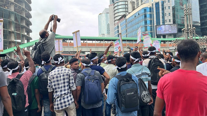 কারওয়ান বাজারে মালয়েশিয়া গমনেচ্ছুদের বিক্ষোভ, যান চলাচল বন্ধ