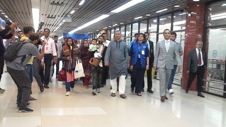 লেবানন থেকে প্রথম দফায় ফিরলেন ৫৪ বাংলাদেশি লেবানন থেকে প্রথম দফায় ফিরলেন ৫৪ বাংলাদেশি