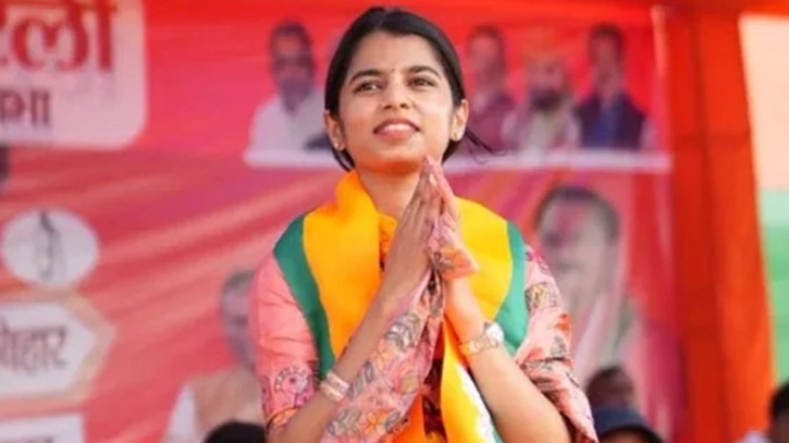 ২৫ বছর বয়সে বিহারের বিধায়ক হলেন গায়িকা মৈথিলী ঠাকুর