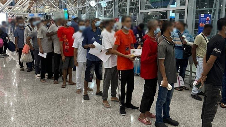 সাজা শেষে বাংলাদেশিসহ ৬০ অভিবাসীকে ফেরত পাঠালো মালয়েশিয়া সাজা শেষে বাংলাদেশিসহ ৬০ অভিবাসীকে ফেরত পাঠালো মালয়েশিয়া