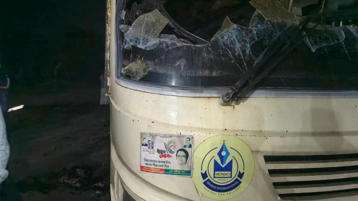 মানিকগঞ্জে মুন্নু স্কুল অ্যান্ড কলেজের বাসে আগুন