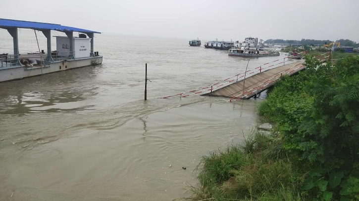 স্রোতে ভাঙলো মানিকগঞ্জের পাটুরিয়া ঘাটের ২ জেটি, যাত্রী ওঠানামায় দুর্ভোগ