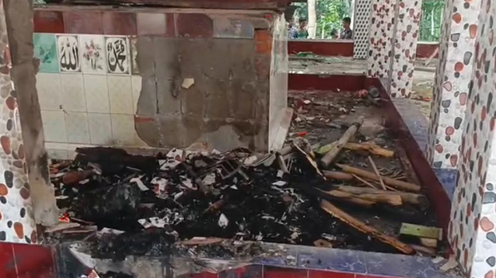 কুমিল্লায় মাইকে ঘোষণা দিয়ে ৪ মাজার ভাঙচুর: ২২০০ জনের বিরুদ্ধে মামলা কুমিল্লায় মাইকে ঘোষণা দিয়ে ৪ মাজার ভাঙচুর: ২২০০ জনের বিরুদ্ধে মামলা