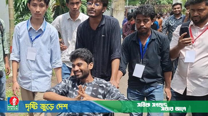 হুইলচেয়ারে করে ভোট কেন্দ্রে মেঘমল্লার বসু