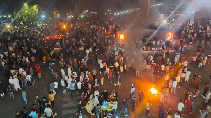 কারওয়ান বাজারে সড়ক অবরোধ করে অবৈধ মুঠোফোন ব্যবসায়ীদের বিক্ষোভ