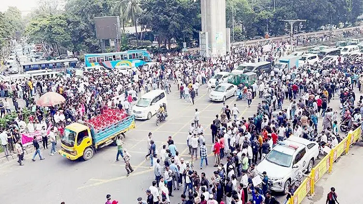 মোবাইল ব্যবসায়ীদের অবরোধ স্থগিত, তবে দোকান বন্ধ রাখার ঘোষণা