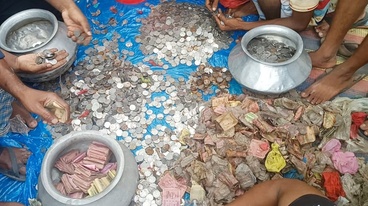 ভিক্ষুকের কাছে মিললো দুই বস্তা টাকা, ৪০ বছর ধরে ভিক্ষা করছেন সালেয়া! ভিক্ষুকের কাছে মিললো দুই বস্তা টাকা, ৪০ বছর ধরে ভিক্ষা করছেন সালেয়া!