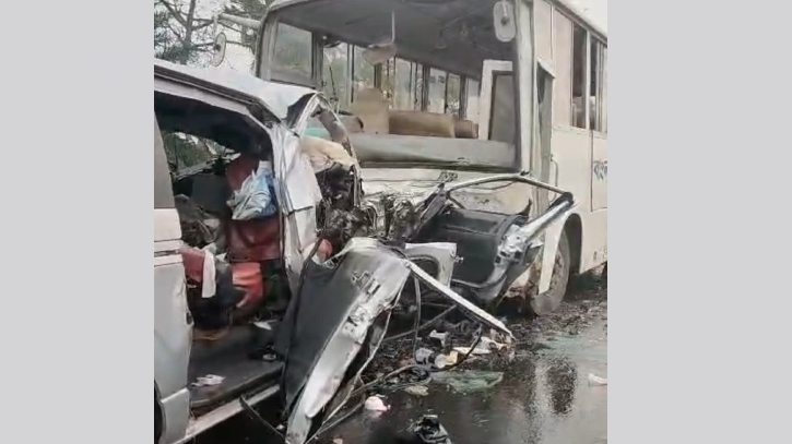 ভয়াবহ দুর্ঘটনা: সড়কে ঝরলো একই পরিবারের ৭ প্রাণ 