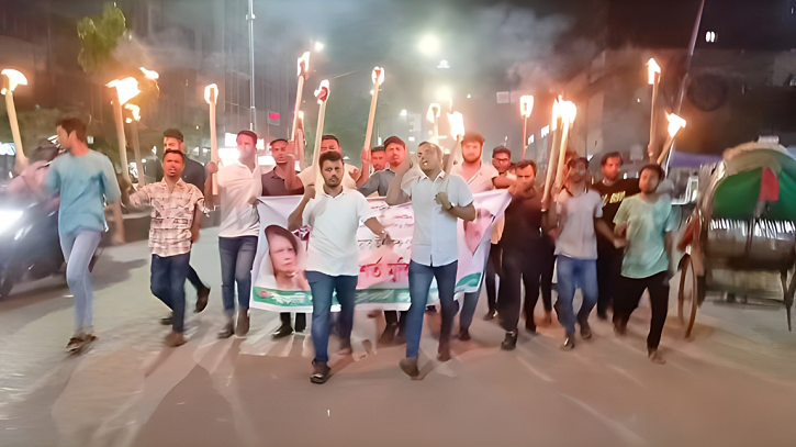 ইশরাকের মুক্তির দাবিতে সোহরাওয়ার্দী কলেজ ছাত্রদলের মশাল মিছিল ইশরাকের মুক্তির দাবিতে সোহরাওয়ার্দী কলেজ ছাত্রদলের মশাল মিছিল