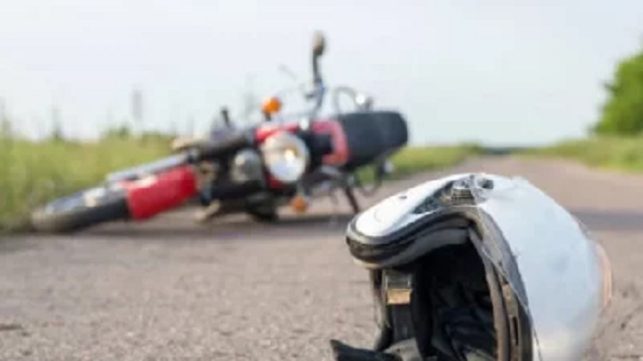 বাসের সঙ্গে মোটরসাইকেলের সংঘর্ষে সড়কে ঝরলো ৩ বন্ধুর প্রাণ বাসের সঙ্গে মোটরসাইকেলের সংঘর্ষে সড়কে ঝরলো ৩ বন্ধুর প্রাণ