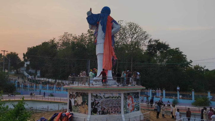 ৮ মাস পর ভাঙা হচ্ছে শেখ মুজিবের ভাস্কর্য ৮ মাস পর ভাঙা হচ্ছে শেখ মুজিবের ভাস্কর্য