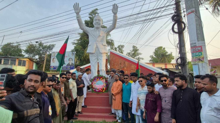 জিয়াউর রহমানের ভাস্কর্যে পুষ্পার্ঘ্য অর্পন ও শ্রদ্ধা নিবেদন জিয়াউর রহমানের ভাস্কর্যে পুষ্পার্ঘ্য অর্পন ও শ্রদ্ধা নিবেদন