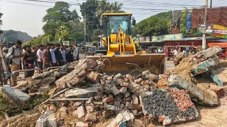 শেখ মুজিবের ‘এক তর্জনী’ স্তম্ভ এবার গুঁড়িয়ে দিলো ছাত্র-জনতা