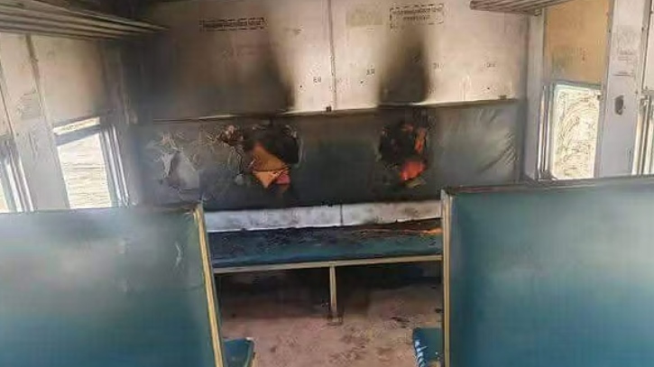 ময়মনসিংহে দাঁড়িয়ে থাকা ট্রেনের বগিতে দুর্বৃত্তদের আগুন