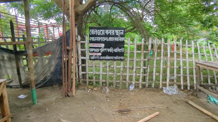 নরসিংদীতে রেললাইনের পাশে পড়ে থাকা ৫ অজ্ঞাত মরদেহের দাফন নরসিংদীতে রেললাইনের পাশে পড়ে থাকা ৫ অজ্ঞাত মরদেহের দাফন