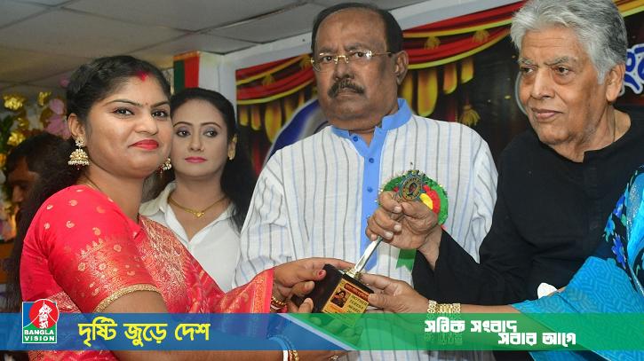 মাদার তেরেসা অ্যাওয়ার্ড পেলেন অর্পনা রানী রাজবংশী
