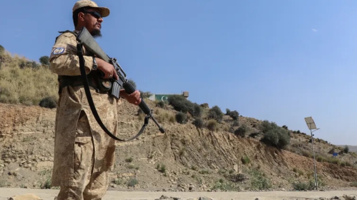 যুদ্ধবিরতির আলোচনার মধ্যেই পাক–আফগানিস্তান সীমান্তে গোলাগুলি, নিহত অন্তত ৫