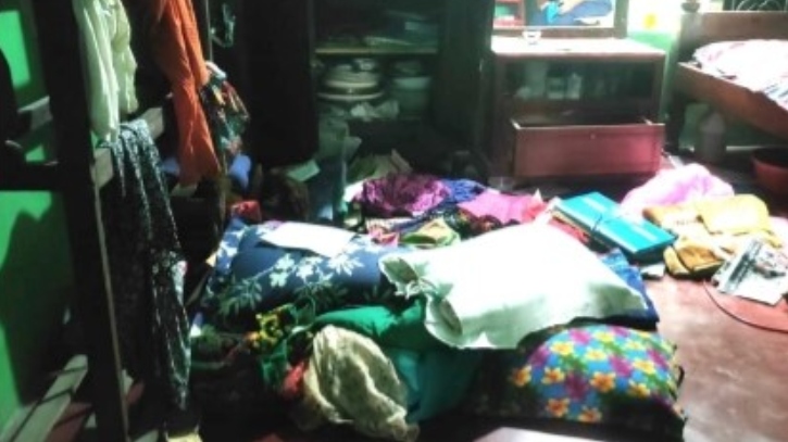 মুক্তিযোদ্ধা পরিবারের সবাইকে অচেতন করে অর্থ-স্বর্ণসহ প্রায় ১১ লাখ টাকার মালামাল লুট মুক্তিযোদ্ধা পরিবারের সবাইকে অচেতন করে অর্থ-স্বর্ণসহ প্রায় ১১ লাখ টাকার মালামাল লুট