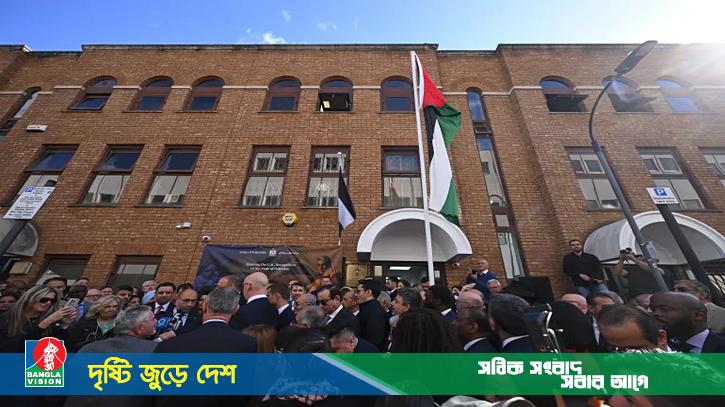 এবার দূতাবাসের বাইরে ফিলিস্তিনের পতাকা ওড়ালো যুক্তরাজ্য