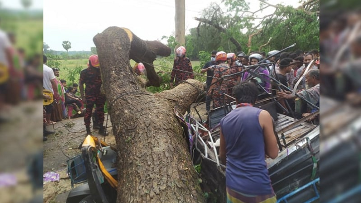 হঠাৎ কালবৈশাখীর তাণ্ডব, বিধ্বস্ত শতাধিক ঘরবাড়ি হঠাৎ কালবৈশাখীর তাণ্ডব, বিধ্বস্ত শতাধিক ঘরবাড়ি