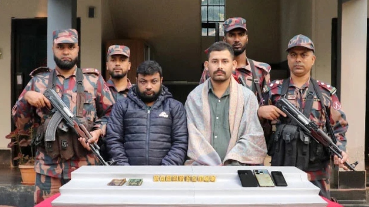 দুই কোটি ১১ লাখের স্বর্ণসহ দুই চোরাকারবারি আটক