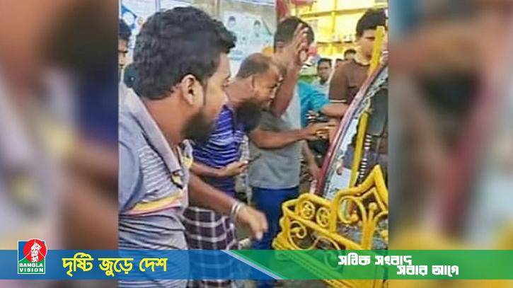 মব সৃষ্টি করে পুলিশ সদস্যকে বেধড়ক পেটালেন রিকশাচালকরা