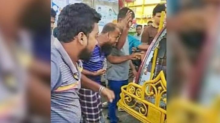 মব সৃষ্টি করে পুলিশ সদস্যকে বেধড়ক পেটালেন রিকশাচালকরা মব সৃষ্টি করে পুলিশ সদস্যকে বেধড়ক পেটালেন রিকশাচালকরা