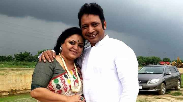 স্ত্রীর চিকিৎসার খরচ মেটাতে গাড়ি বিক্রি করলেন দেশের নাট্য অভিনেতা স্ত্রীর চিকিৎসার খরচ মেটাতে গাড়ি বিক্রি করলেন দেশের নাট্য অভিনেতা