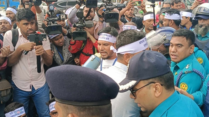 কারওয়ানবাজারে মালয়েশিয়াগামীদের অবস্থান কর্মসূচি, সরিয়ে দিলো পুলিশ