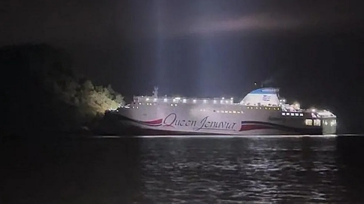 দ. কোরিয়ায় ২৬৭ যাত্রী নিয়ে বড় দুর্ঘটনার কবলে ফেরি 