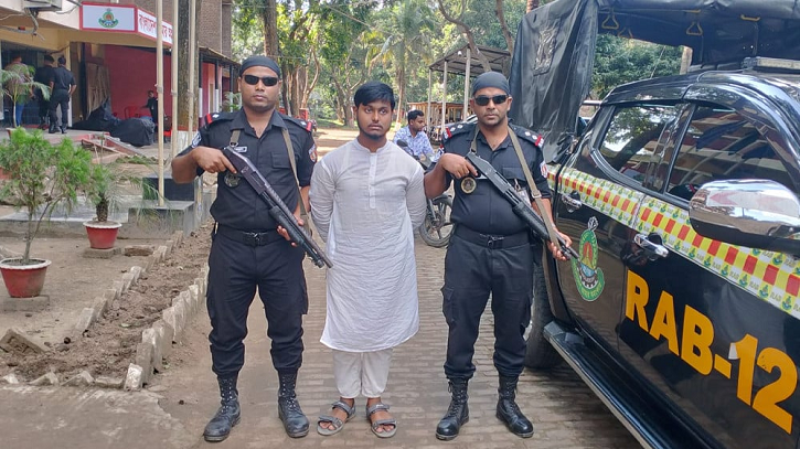 মাকে হত্যা করে ফ্রিজে রেখে সাজালেন ডাকাতির গল্প, অতঃপর... মাকে হত্যা করে ফ্রিজে রেখে সাজালেন ডাকাতির গল্প, অতঃপর...
