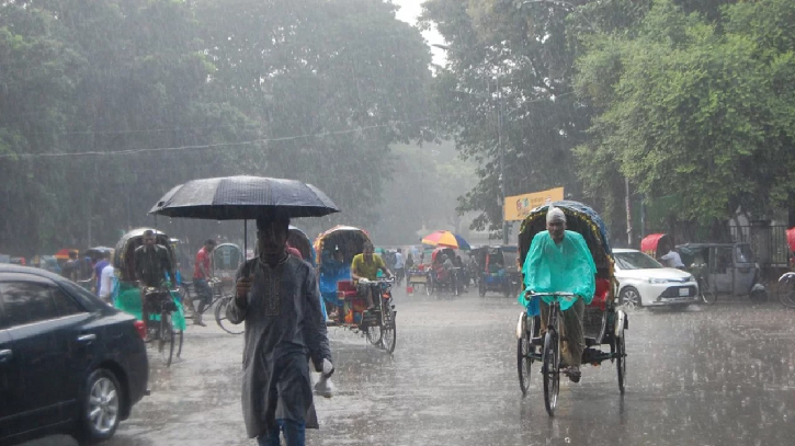 টানা বৃষ্টিতে চরম ভোগান্তিতে রাজধানীবাসী