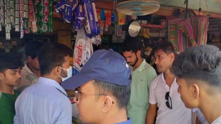 বেশি দামে পণ্য বিক্রির দায়ে ১০ হাজার টাকা জরিমানা বেশি দামে পণ্য বিক্রির দায়ে ১০ হাজার টাকা জরিমানা