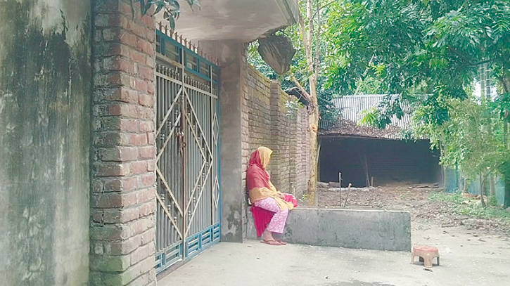 বিয়ের দাবিতে ২ দিন ধরে প্রেমিকের বাড়িতে কলেজছাত্রীর অনশন বিয়ের দাবিতে ২ দিন ধরে প্রেমিকের বাড়িতে কলেজছাত্রীর অনশন