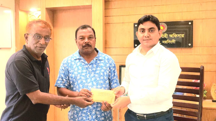 রায়পুরা প্রেসক্লাবে সাংবাদিক কল্যাণে অনুদানের টাকা হস্তান্তর