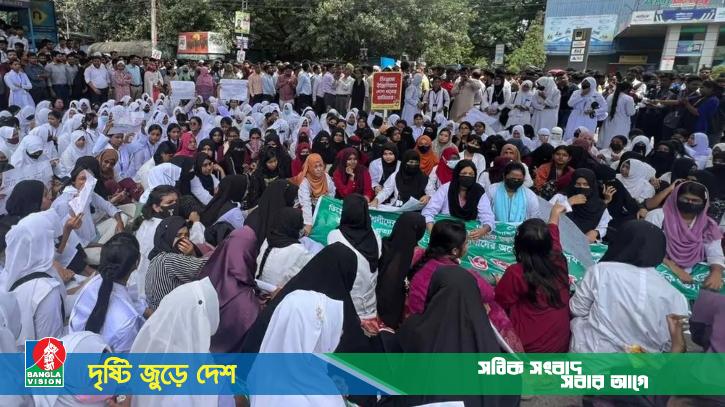 সাত দফা দাবিতে পলিটেকনিক শিক্ষার্থীদের সড়ক অবরোধ