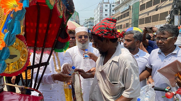 উত্তরায় শ্রমজীবী মানুষের মাঝে পানি ও খাবার স্যালাইন বিতরণ