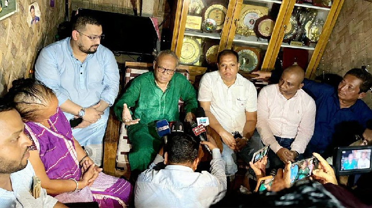 ‘গোল্ডেন গার্ল’ খ্যাত ঋতুপর্ণার ক্যান্সারাক্রান্ত মায়ের পাশে তারেক রহমান ‘গোল্ডেন গার্ল’ খ্যাত ঋতুপর্ণার ক্যান্সারাক্রান্ত মায়ের পাশে তারেক রহমান