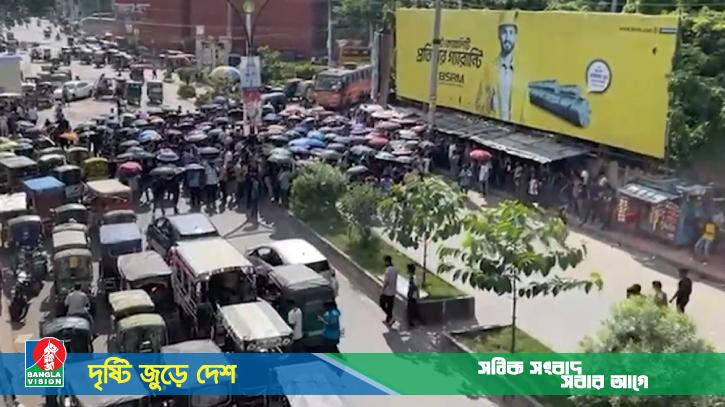 প্রকৌশল শিক্ষার্থীদের ওপর হামলার প্রতিবাদে ঢাকা-রাজশাহী মহাসড়ক অবরোধ