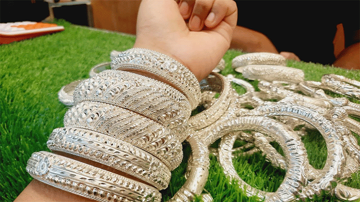 স্বর্ণের পর এবার রুপার দামে রেকর্ড