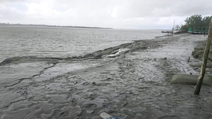 শ্যামনগরে হঠাৎ দেবে গেছে নদীর চরের মাটি, আতঙ্কে এলাকাবাসী শ্যামনগরে হঠাৎ দেবে গেছে নদীর চরের মাটি, আতঙ্কে এলাকাবাসী