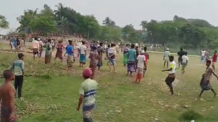 গ্রামবাসীর পৃথক সংঘর্ষে ৭৫ জন আহত, বাড়িঘর ভাংচুর ও অগ্নিসংযোগ গ্রামবাসীর পৃথক সংঘর্ষে ৭৫ জন আহত, বাড়িঘর ভাংচুর ও অগ্নিসংযোগ