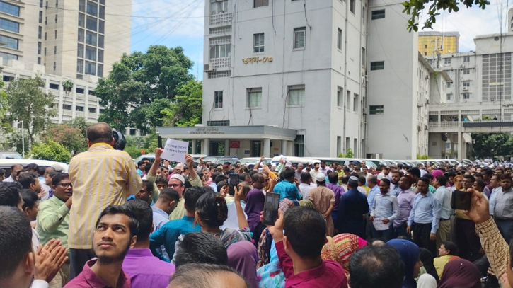 আন্দোলন চালিয়ে যাওয়ার ঘোষণা সচিবালয়ের কর্মকর্তা-কর্মচারীদের আন্দোলন চালিয়ে যাওয়ার ঘোষণা সচিবালয়ের কর্মকর্তা-কর্মচারীদের