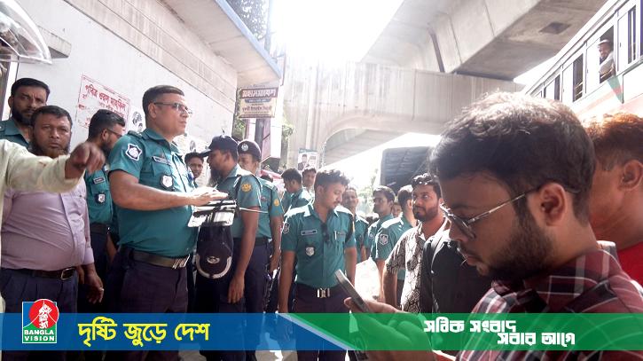 ভিডিও করায় বাংলাভিশনের সাংবাদিককে বুথের ভেতরে নিয়ে পেটালো পুলিশ